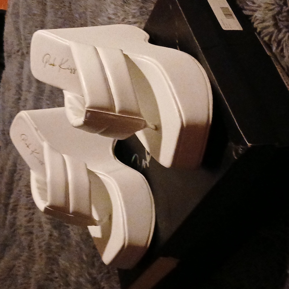 White thong made pink kiss shoes. Size 8